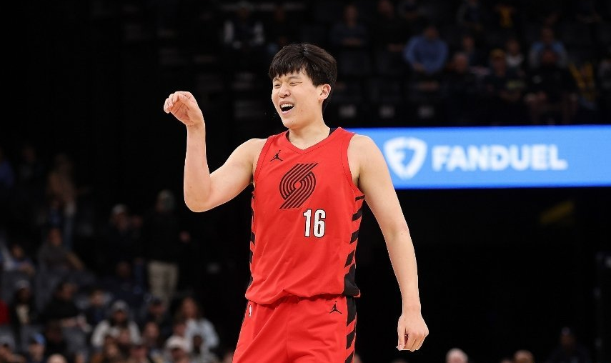 世俱杯官网-杨瀚森3中1仅2+1+1：末节被弃用躺赢 仍是边缘轮换球员